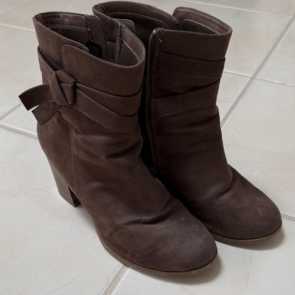 American Eagle Outfitters Dark Brown Suede Ankle Booties with Block Heel - Picture 2 of 3